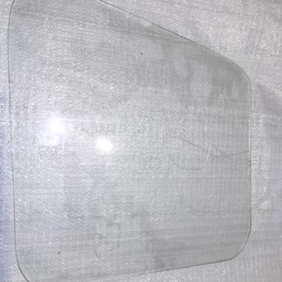 Стекло Т-40 Т25-6708015 (445*385) двери верхнее Выгодные цены на автозапчасти для тракторов и спецтехники в Lodeynoe.traker.ru с доставкой в Лодейном поле и Ленинградской области